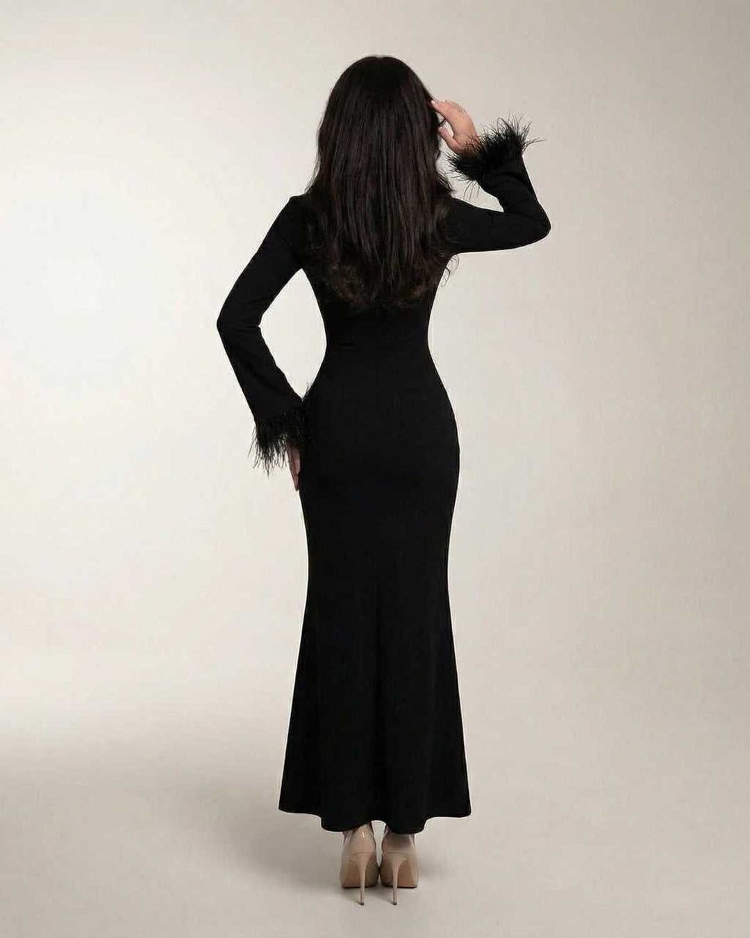 Vestido de noche maxi estilo sirena con elegantes puños de plumas para mujer. Perfecto para ocasiones especiales.