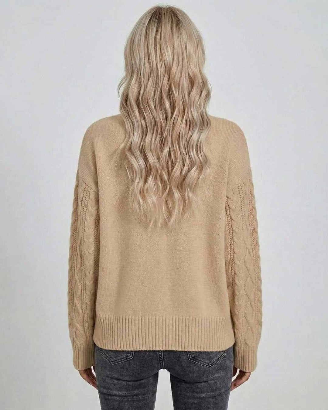 Suéter de punto trenzado blanco para mujer con cuello redondo, ideal para moda casual.