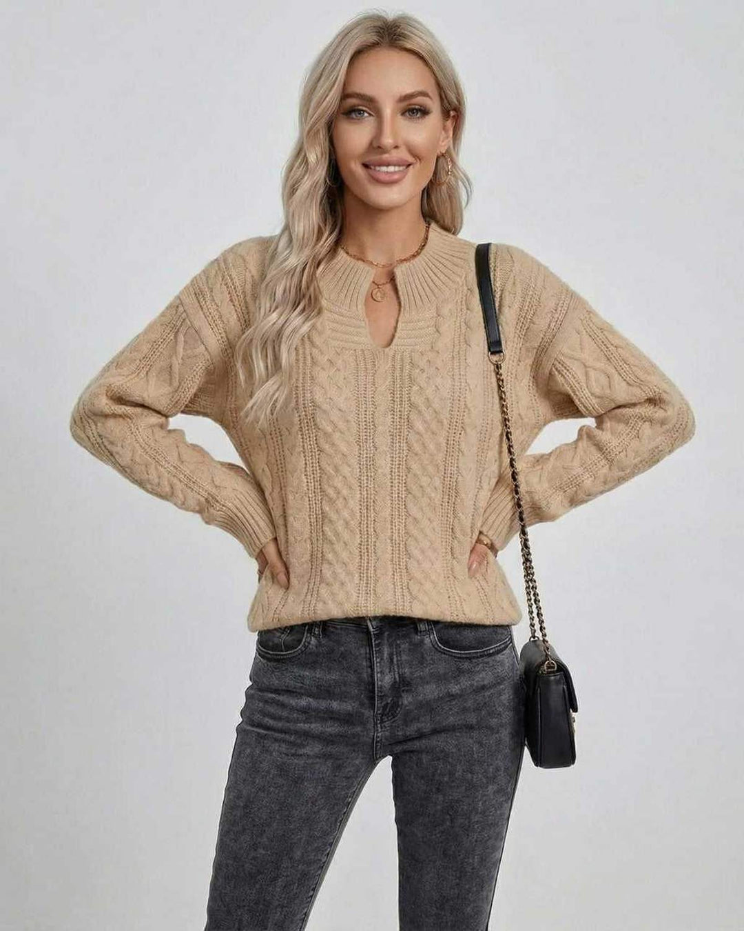 Suéter blanco de punto trenzado para mujer con manga larga y cuello redondo, estilo clásico.