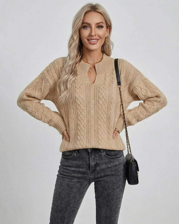 Suéter blanco de punto trenzado para mujer con manga larga y cuello redondo, estilo clásico.