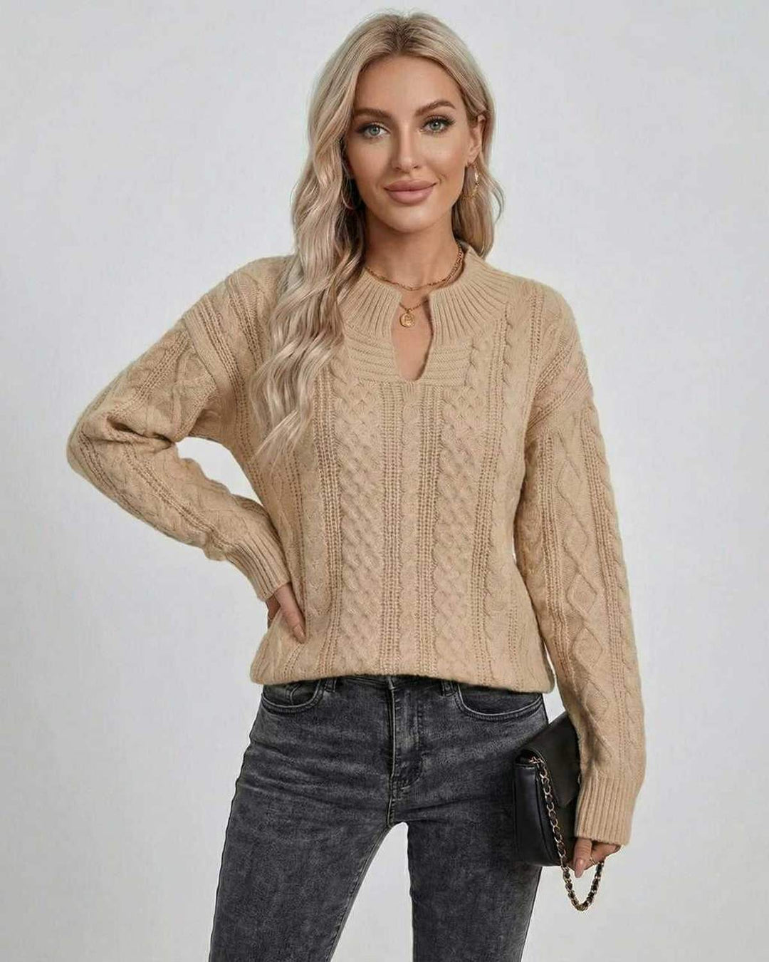 Detalle de tejido trenzado en suéter blanco para mujer, cómodo y de moda femenina.