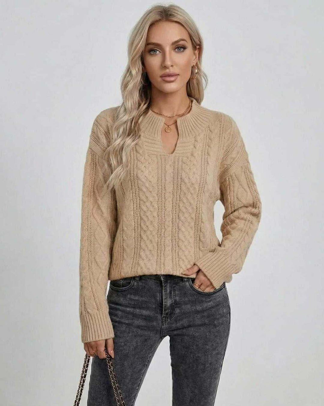 Cómodo suéter de punto trenzado blanco para mujer, perfecto para look casual de invierno.
