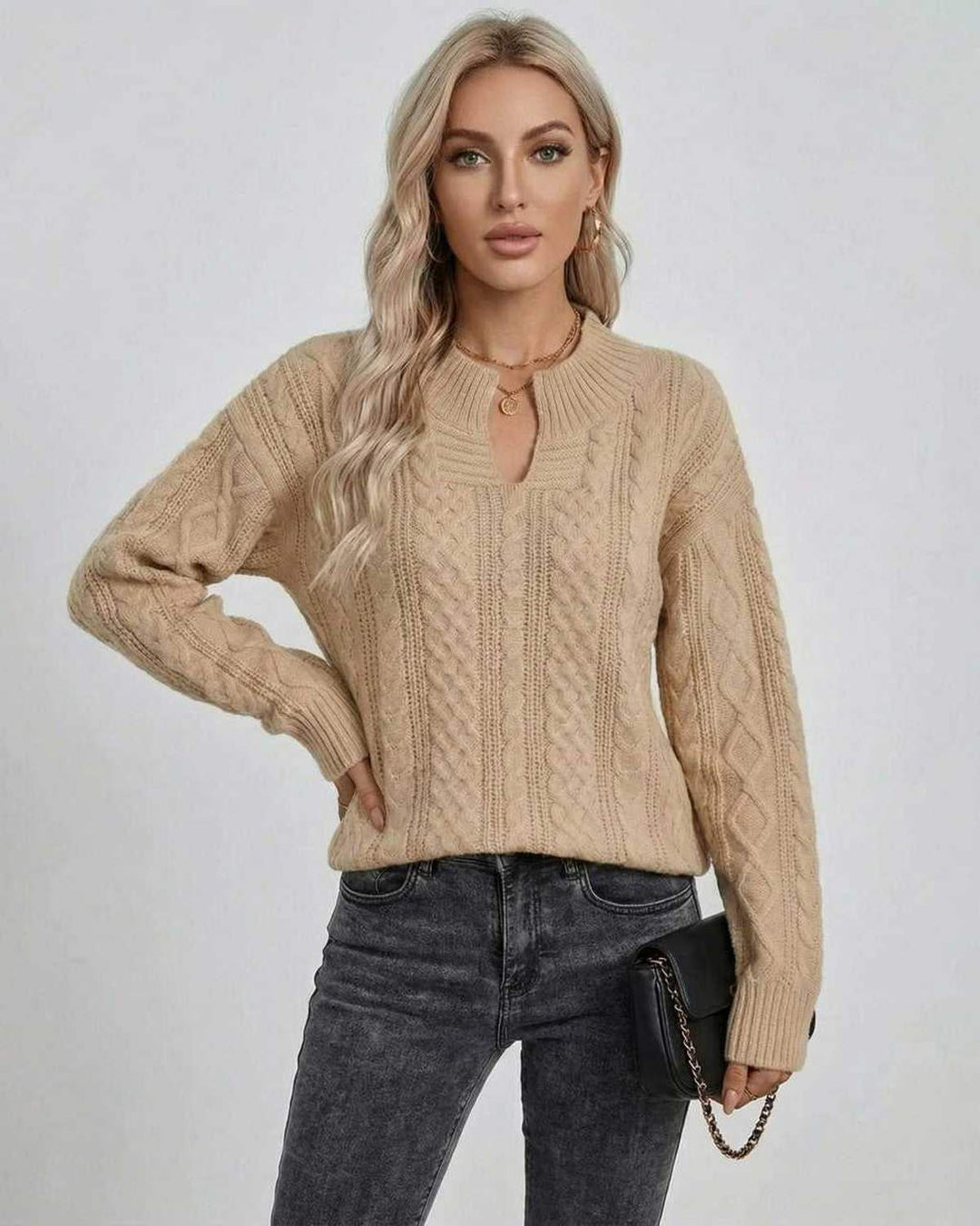 Suéter blanco chic de punto trenzado para mujer, esencial en moda de invierno y otoño.
