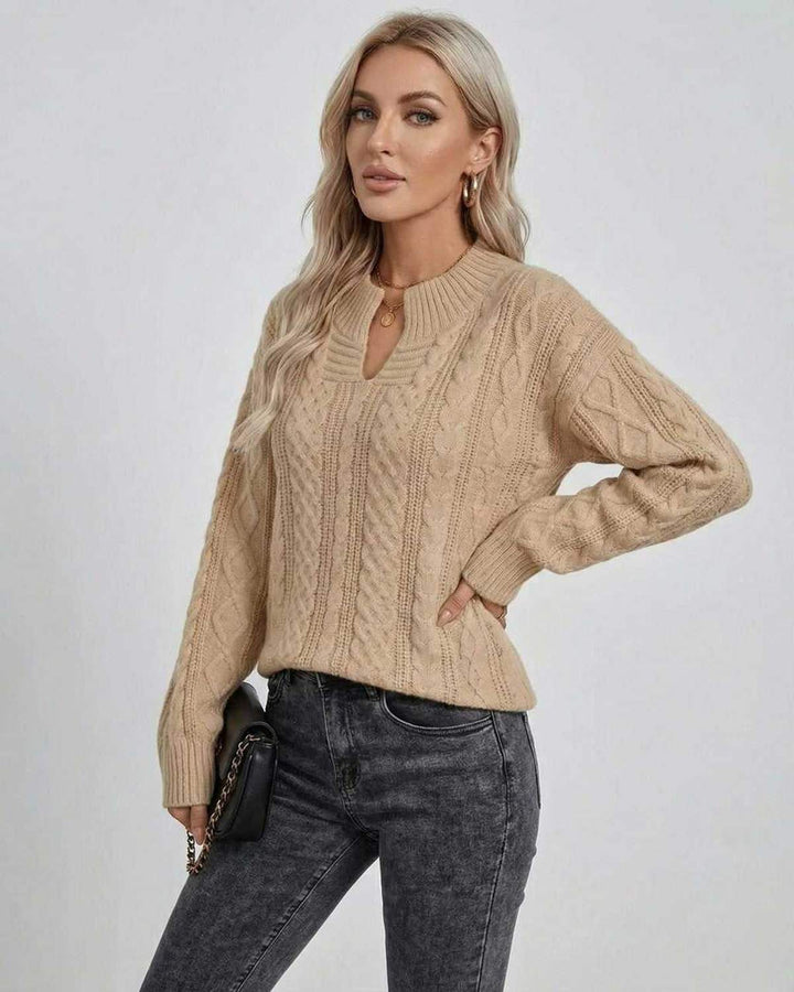 Suéter versátil de punto trenzado blanco para mujer, apto para looks elegantes y casuales.