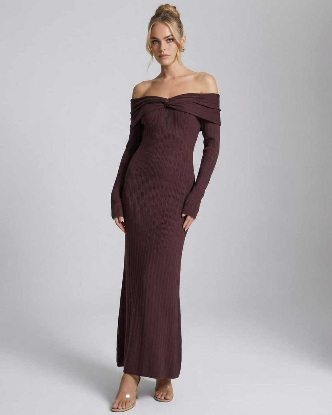 Vestido maxi bodycon elegante. Diseño con hombros descubiertos y manga larga. Vestido blanco para ocasiones especiales.