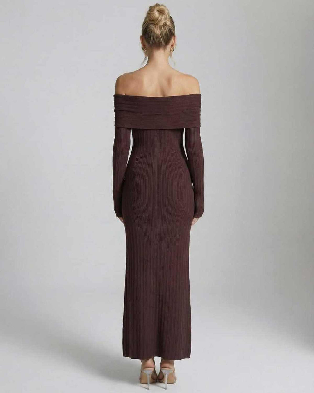Vestido bodycon maxi blanco para fiesta u ocasión especial. Diseño elegante con hombros descubiertos y manga larga.
