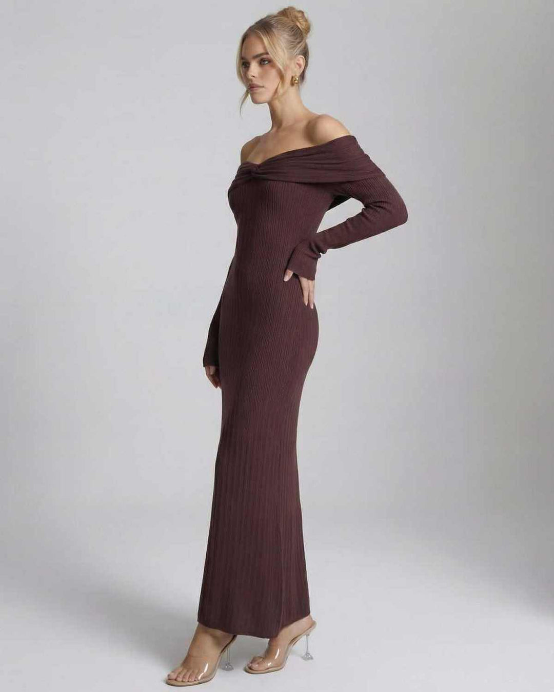 Vestido de noche blanco formal para mujer. Estilo bodycon maxi con hombros descubiertos y manga larga. Muy chic.