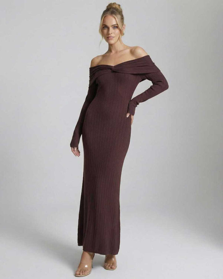Vestido maxi bodycon blanco elegante para mujer. Hombros descubiertos y manga larga, perfecto para noche formal.