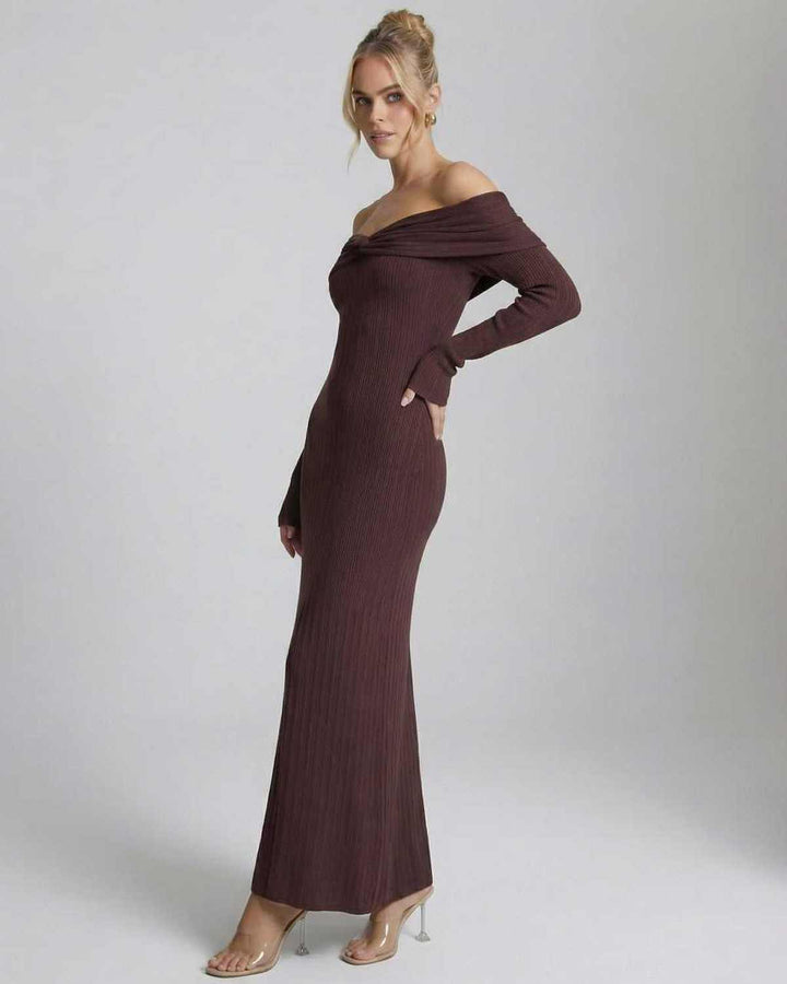 Vestido bodycon blanco de mujer, corte maxi y elegante. Con hombros descubiertos y manga larga. Silueta sofisticada.