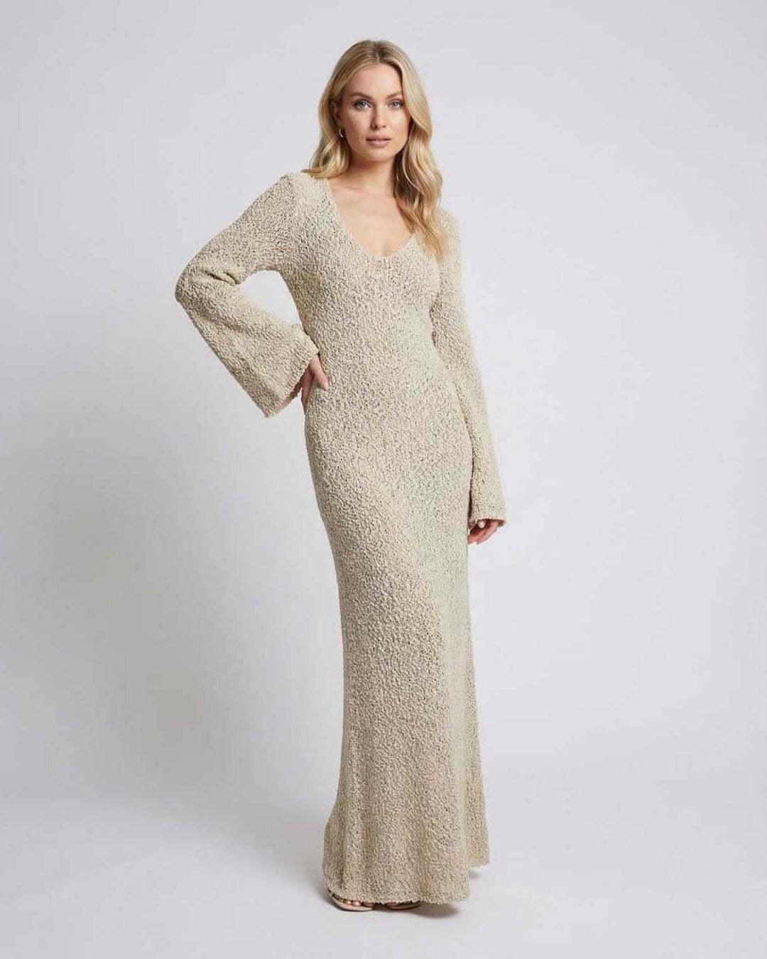 Vestido maxi blanco Sienna para mujer con mangas acampanadas, cuello redondo y silueta elegante.