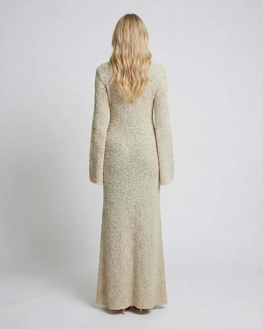 Vestido maxi blanco elegante para mujer, ideal para un look casual o sofisticado, con mangas acampanadas.