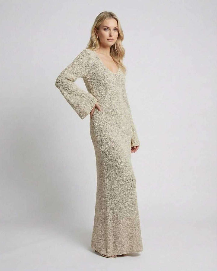 Vestido maxi blanco para mujer con mangas acampanadas y cuello redondo, un diseño sofisticado y confortable.