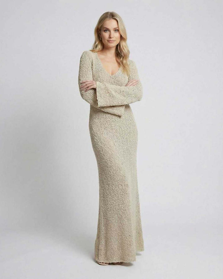 Moda femenina: Vestido maxi blanco Sienna de silueta ajustada, con mangas acampanadas para un toque elegante.