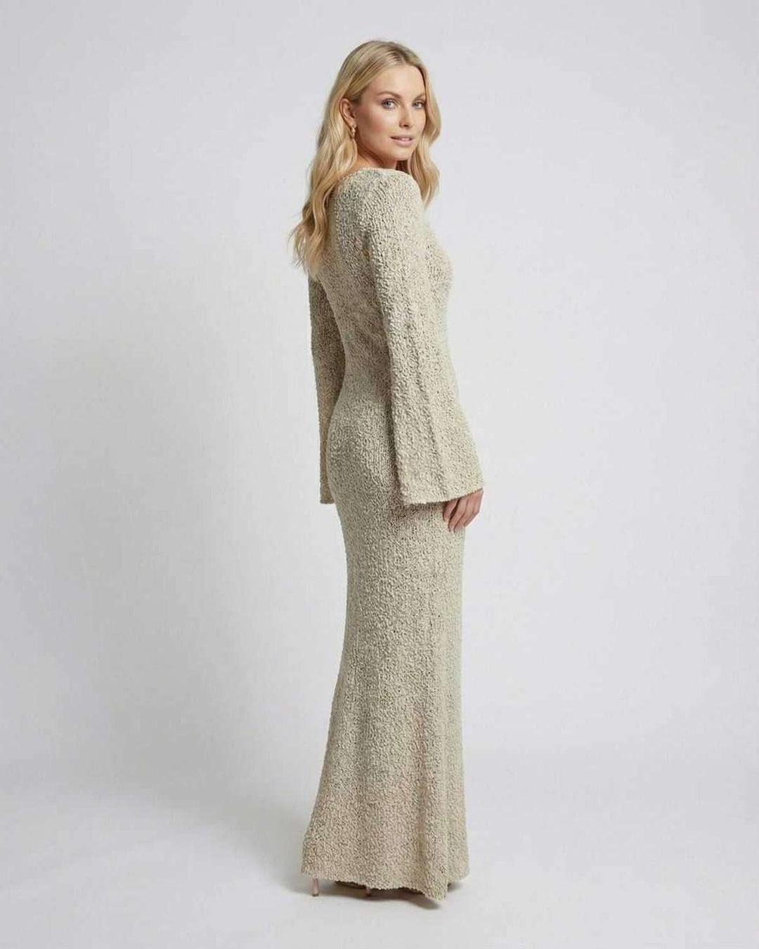 Vestido para mujer blanco estilo maxi, con mangas acampanadas, diseño elegante y confortable, ideal para cualquier ocasión.