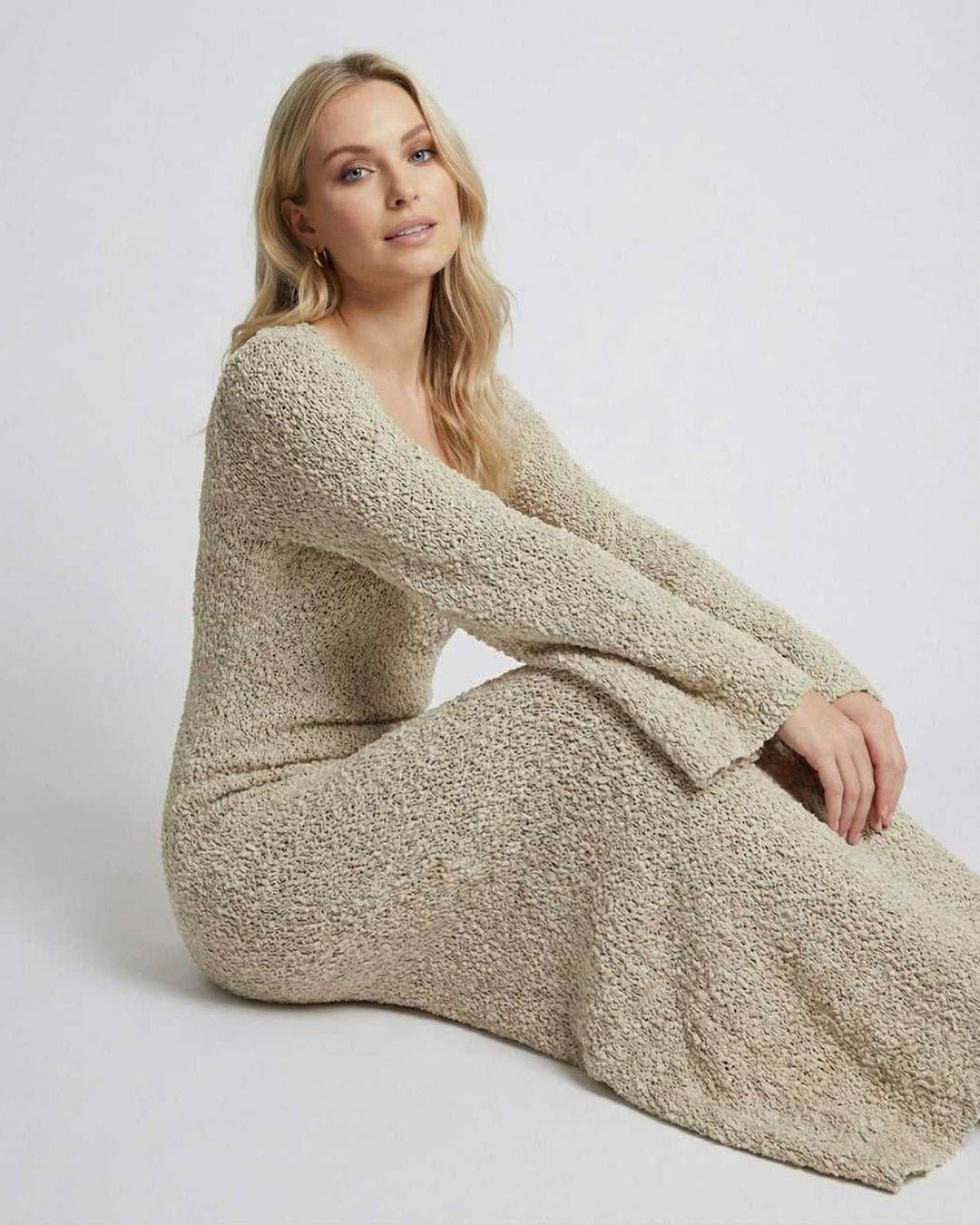 Look casual sofisticado: Vestido maxi blanco de mujer con cuello redondo y mangas acampanadas, moda femenina.
