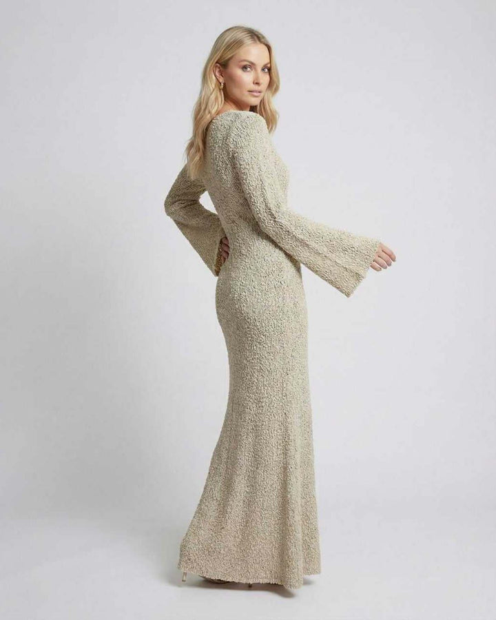 Vestido blanco versátil de mujer, estilo maxi con silueta ajustada, perfecto para transición y comodidad.