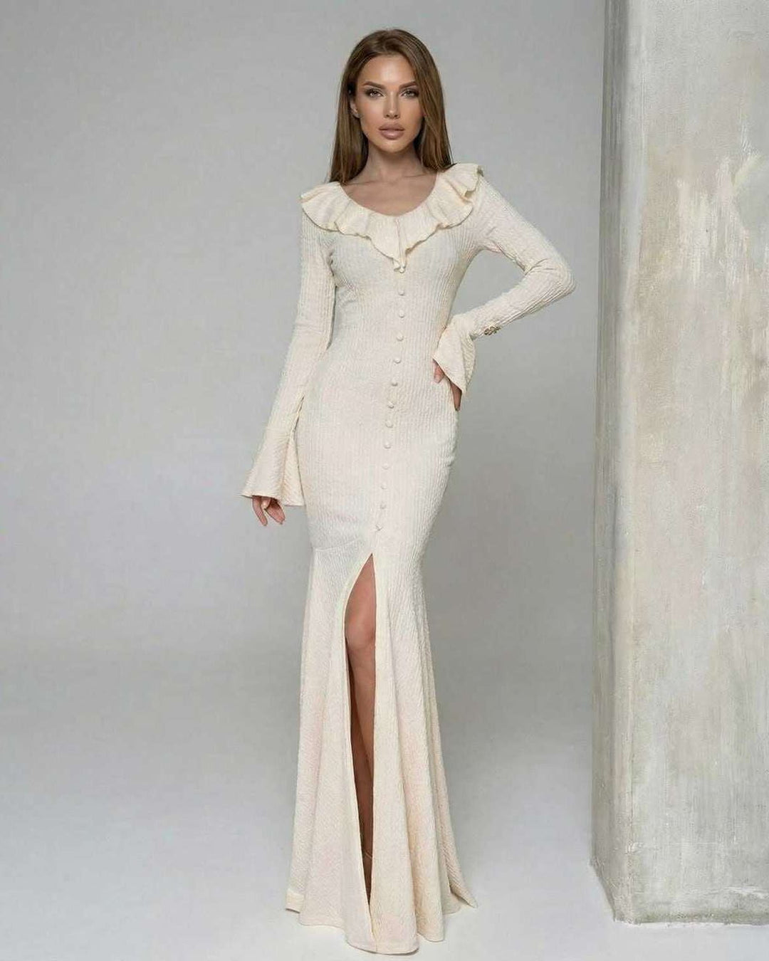 Vestido maxi crema ajustado con volantes, para mujer. Un diseño formal y sofisticado.