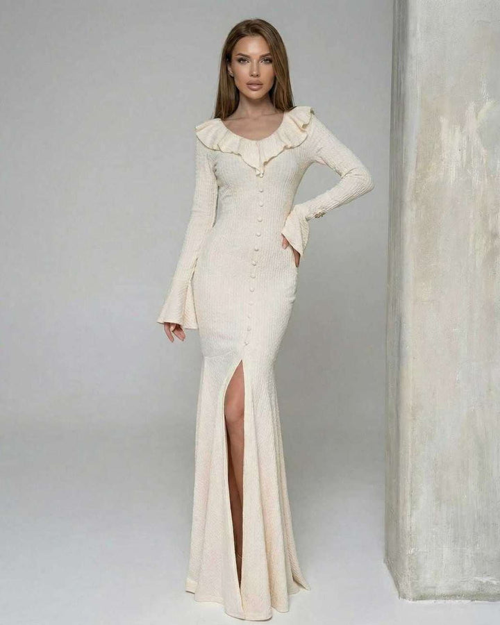 Vestido maxi crema ajustado con volantes, para mujer. Un diseño formal y sofisticado.