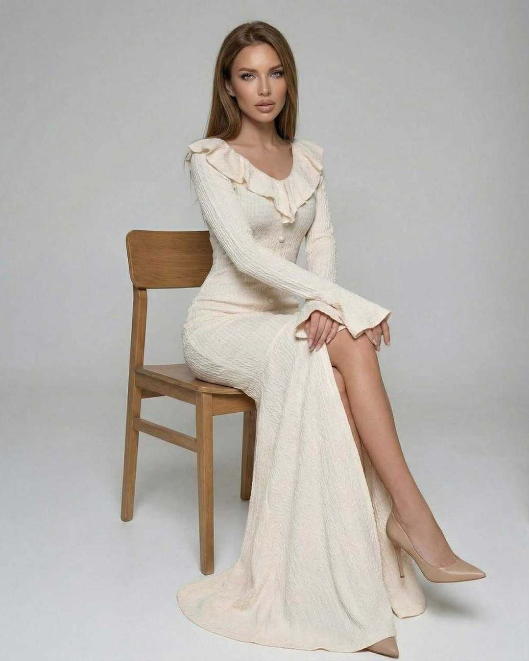 Elegante vestido maxi Sorrento crema para eventos. Silueta ajustada, mangas acampanadas y escote U.