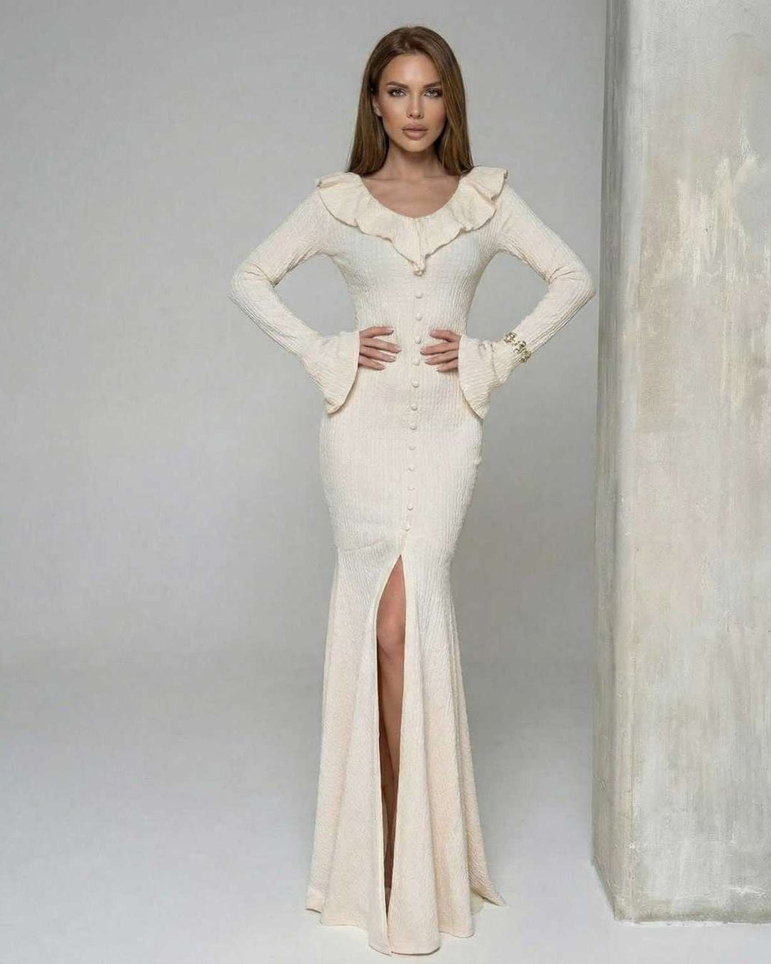 Vestido crema maxi con mangas acampanadas y cintura alta, perfecto para noche o celebraciones.