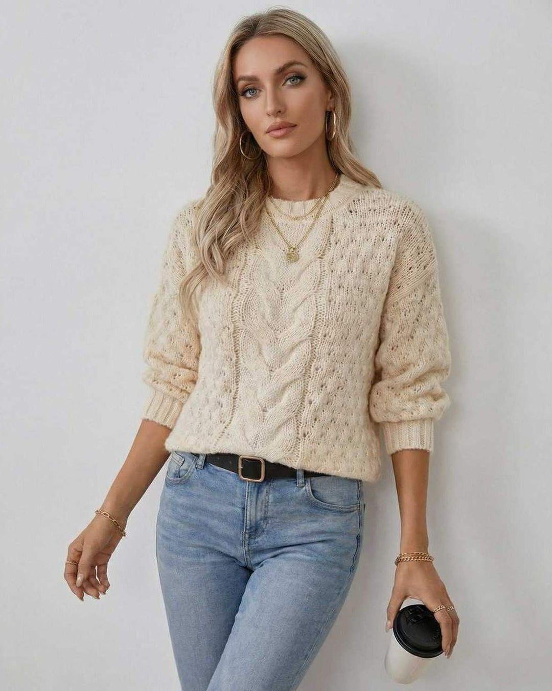 Suéter trenzado crema para mujer, cálido y elegante. Ideal otoño-invierno.