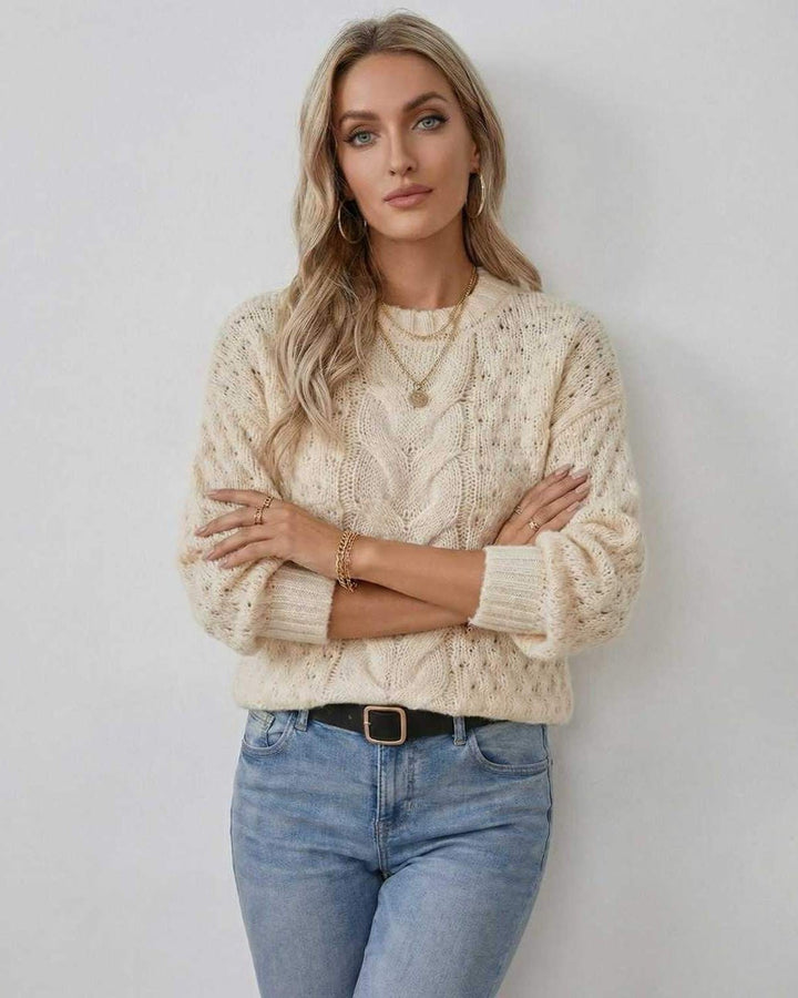 Suéter crema de punto trenzado para mujer, con cuello redondo y manga larga.