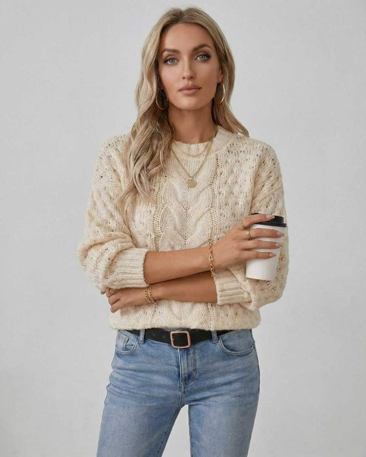 Mujer vistiendo suéter crema trenzado elegante. Atuendo de otoño-invierno, casual chic.