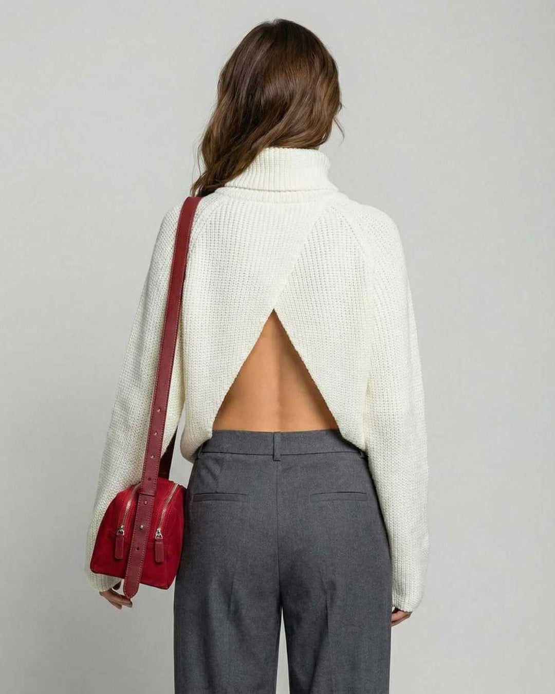 Suéter de punto blanco con cuello alto y manga larga para mujer. Elegancia casual y cómoda.