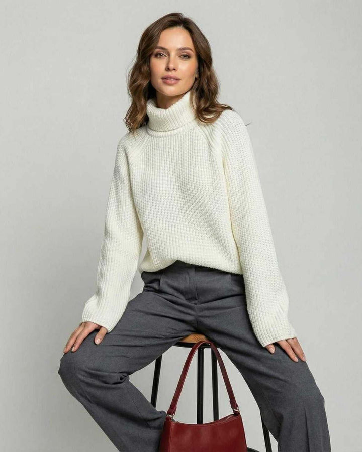 Suéter blanco de cuello alto, corte holgado para mujer. Prenda esencial de otoño e invierno.