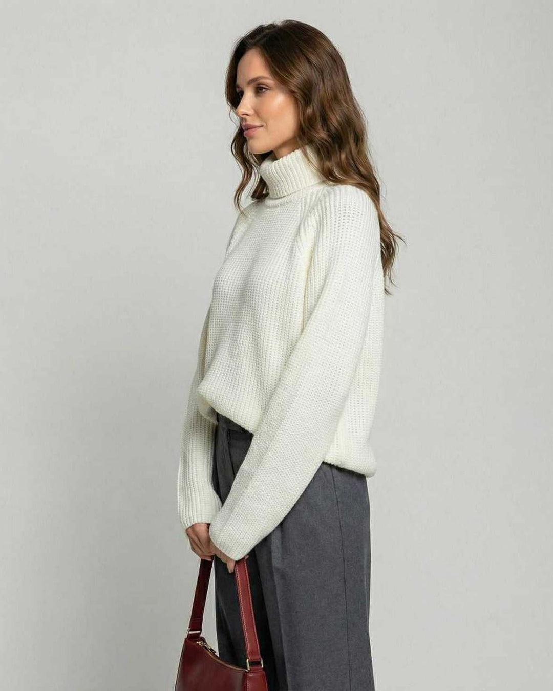 Textura de punto del suéter blanco de cuello alto para mujer. Comodidad y estilo elegante.