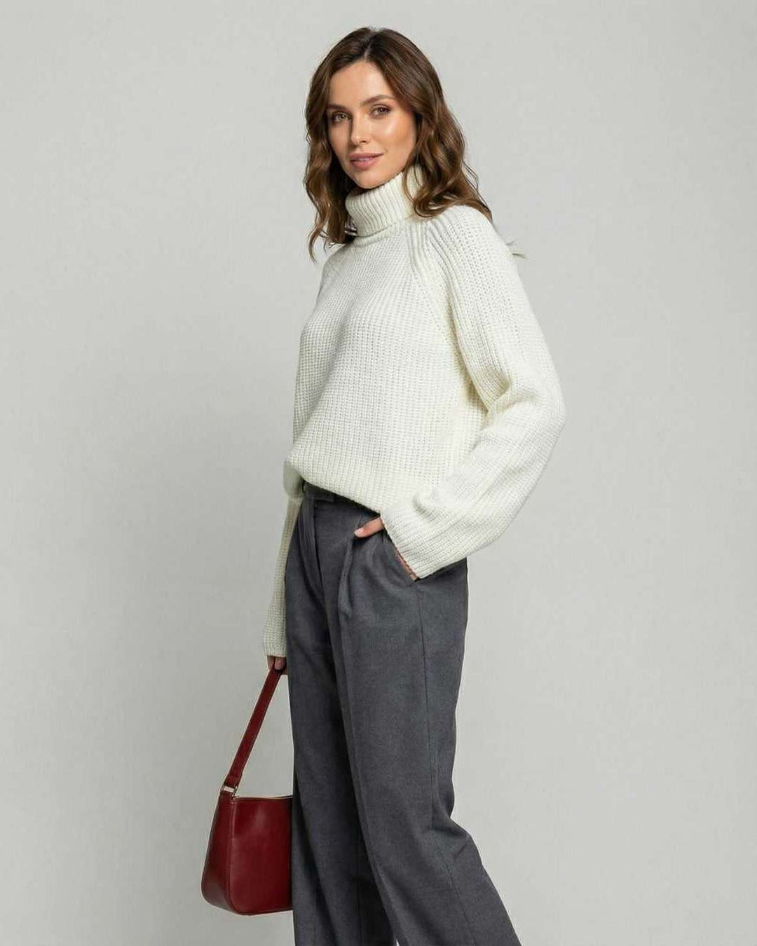 Mujer con suéter blanco de cuello alto, manga larga. Estilo casual chic para el invierno.