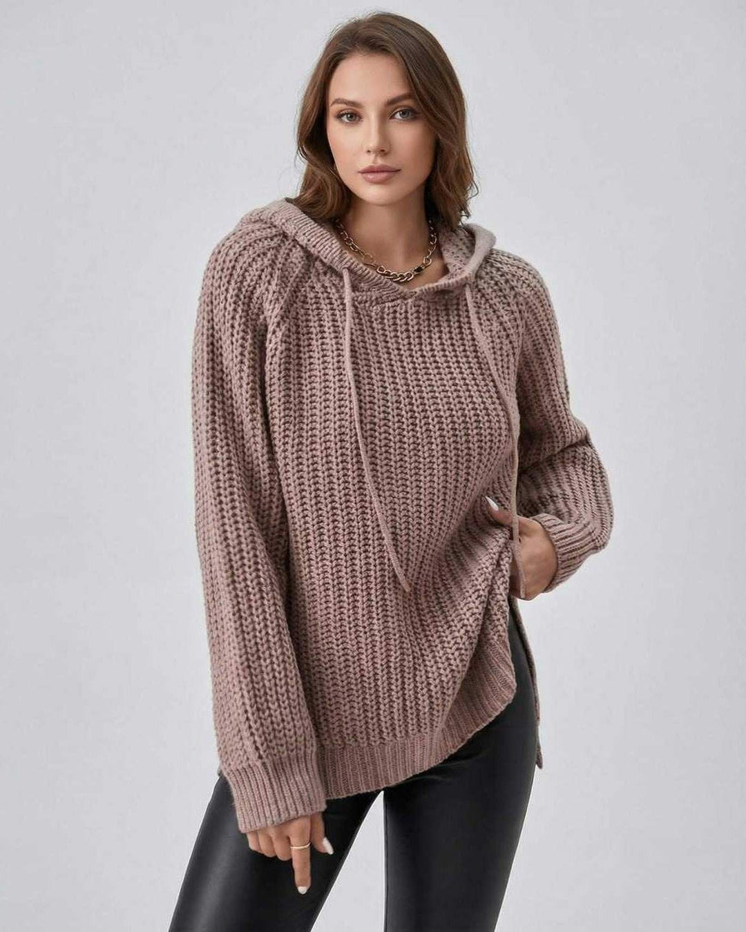 Suéter blanco oversized para mujer con capucha, ideal para invierno y otoño, estilo casual y cómodo.
