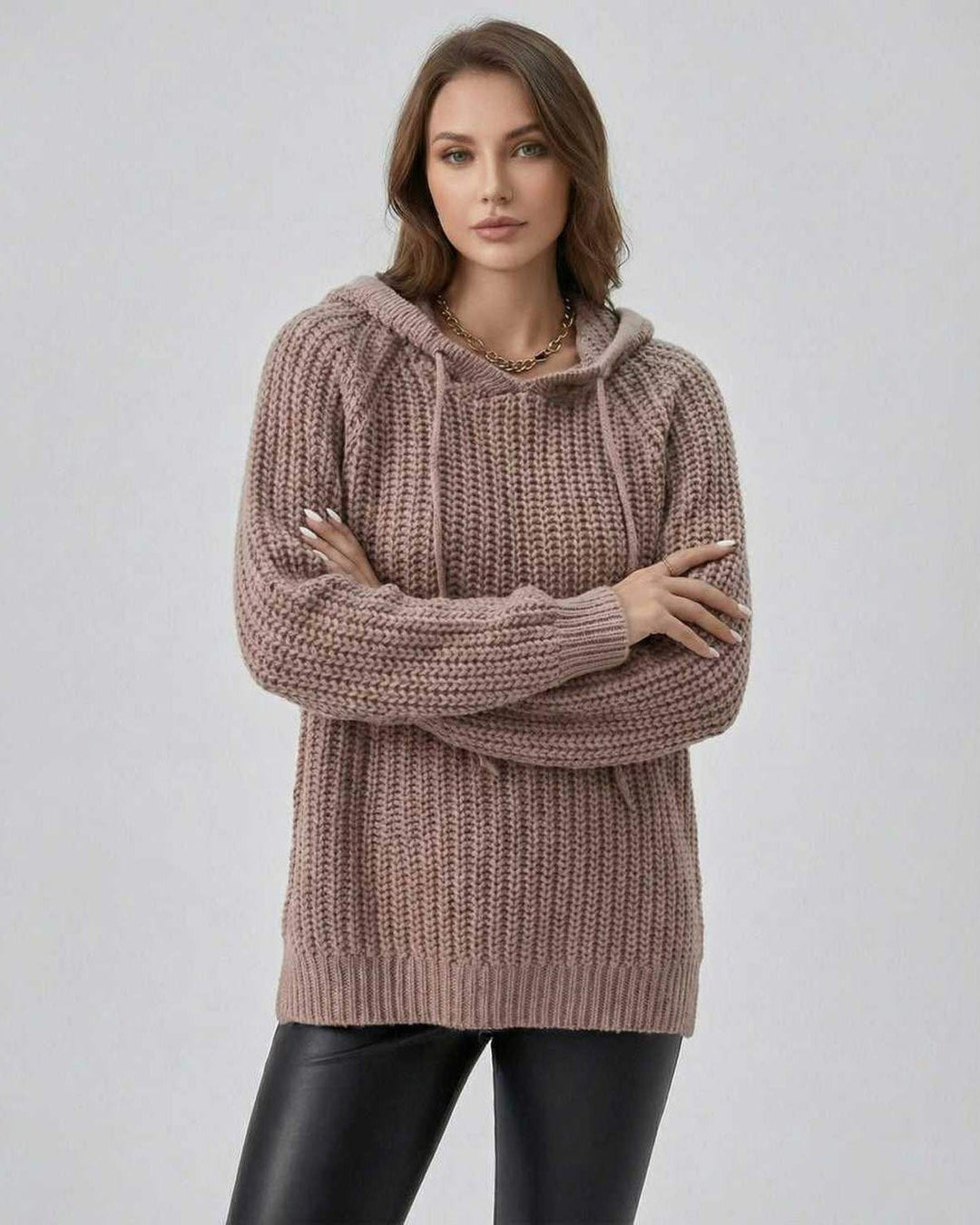 Elegante suéter blanco oversized para mujer con capucha, perfecto para días fríos de invierno y otoño.