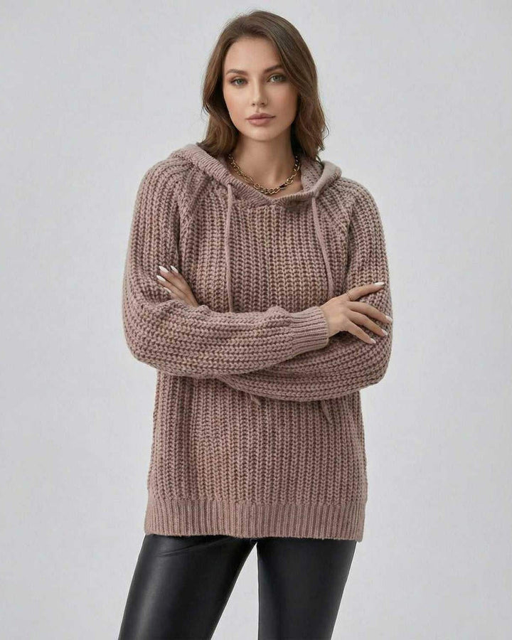 Elegante suéter blanco oversized para mujer con capucha, perfecto para días fríos de invierno y otoño.