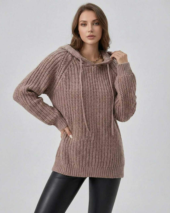 Cómodo suéter blanco de mujer con capucha. Estilo oversized, manga larga, ideal para días casuales de invierno.