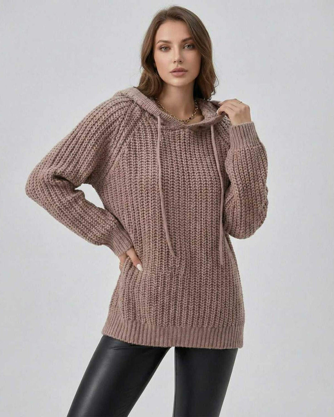Suéter con capucha oversized blanco, prenda cómoda y casual para mujer en otoño e invierno.
