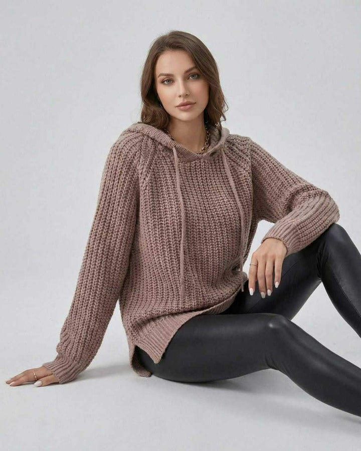 Suéter blanco de mujer con capucha y manga larga. Diseño oversized, ideal para invierno, cómodo y moderno.
