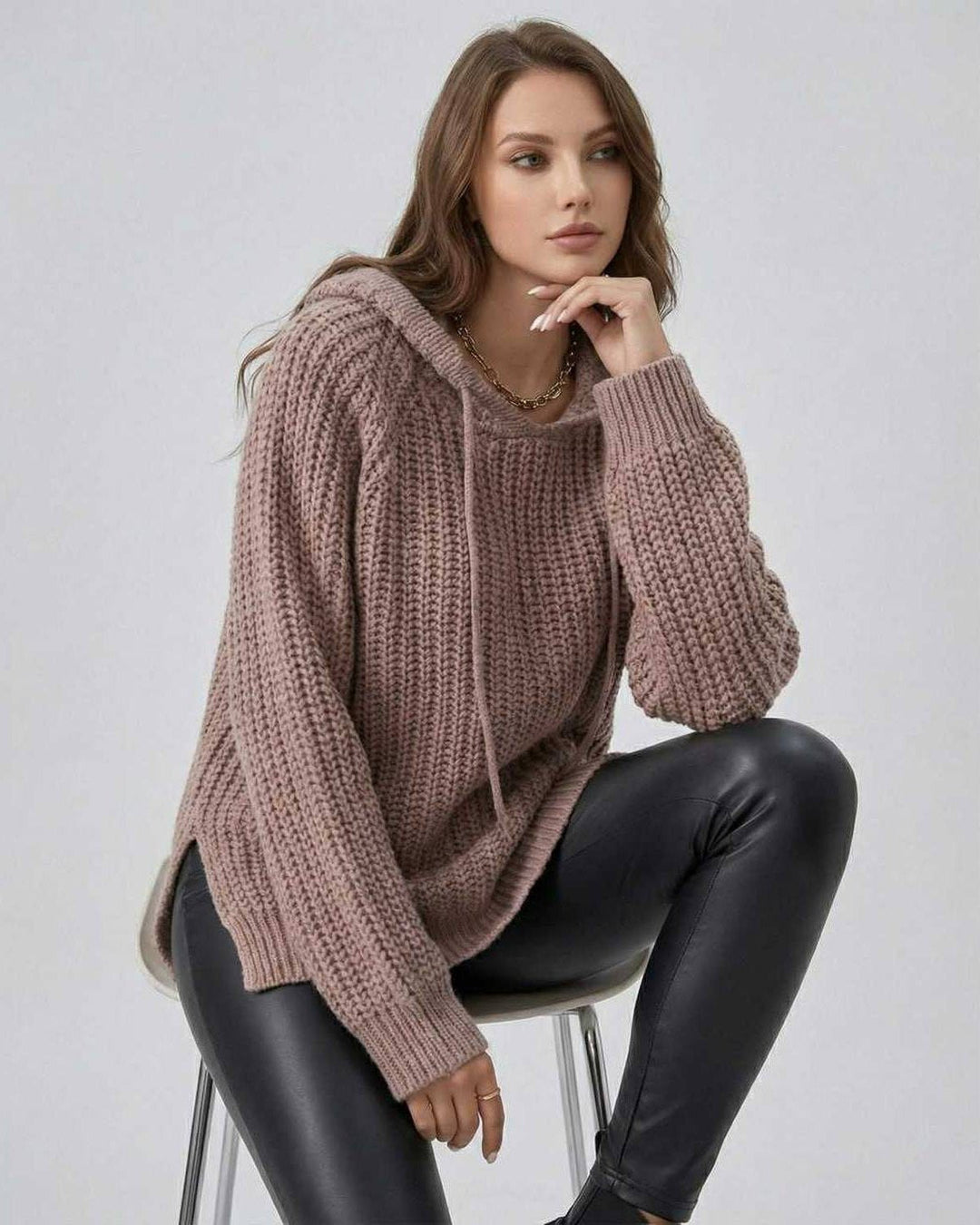 Suéter blanco oversized muy cómodo para mujer, con capucha, ideal para un estilo casual de otoño.