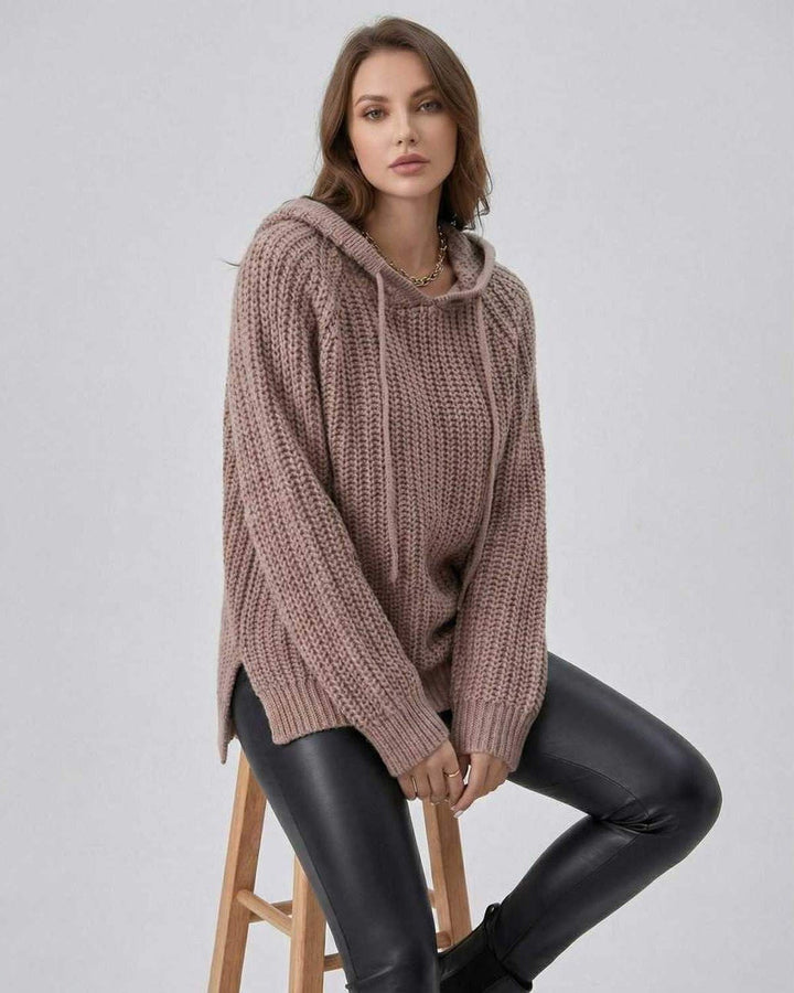 Suéter de mujer blanco con capucha y corte oversized, ideal para un look casual y cómodo de invierno.