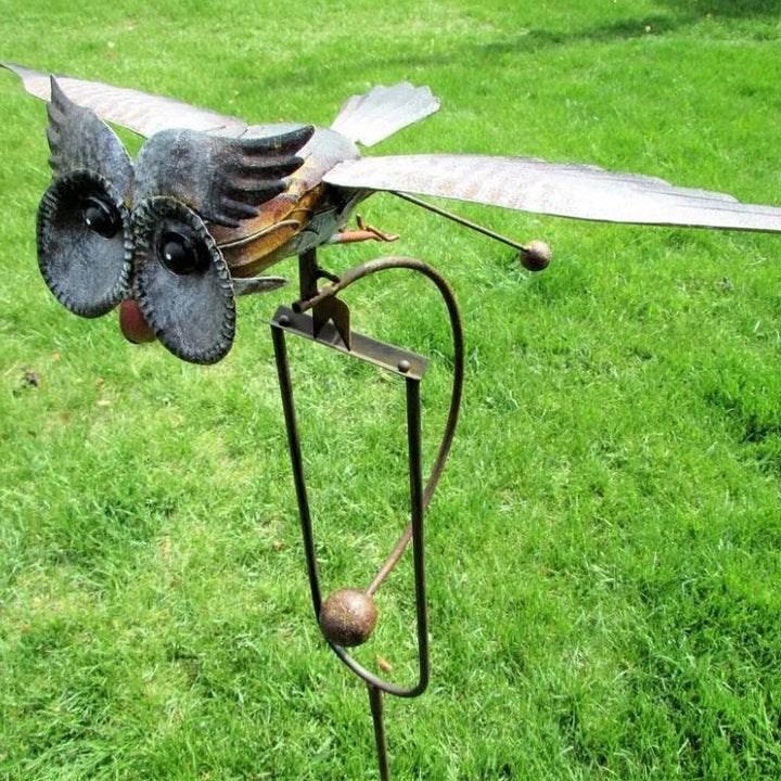 Búho decorativo de metal para jardín, escultura artística exterior que embellece tu patio.