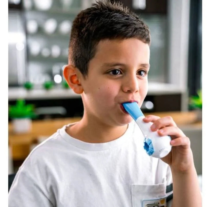 Persona usando entrenador pulmonar portátil. Mejora su ejercicio y capacidad de respiración para un bienestar óptimo.