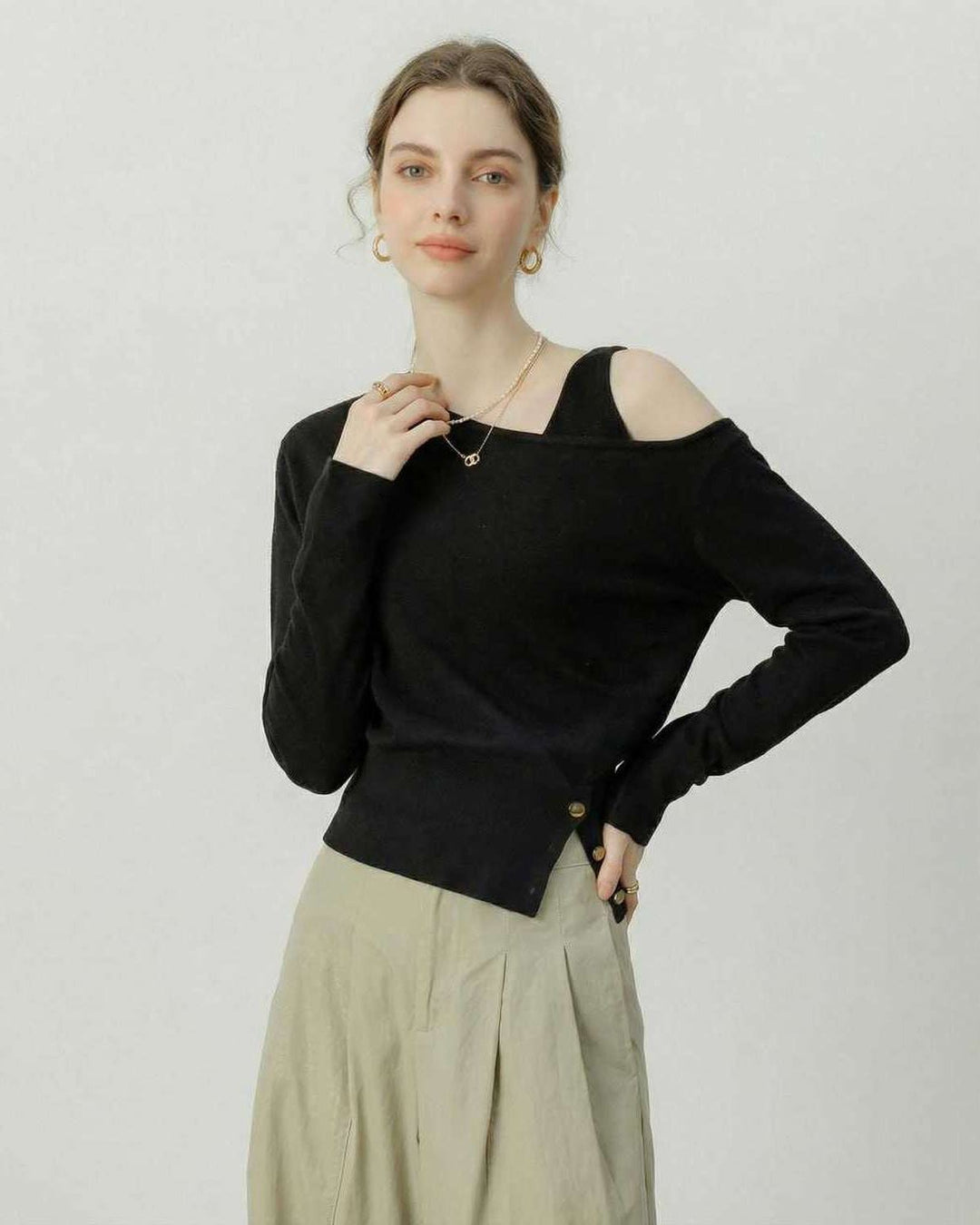 Suéter off shoulder negro para mujer, manga larga. Pullover elegante y versátil, ideal moda femenina otoño invierno.