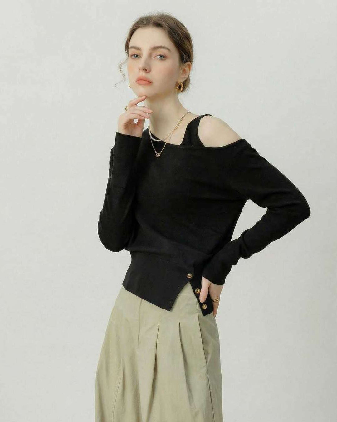 Suéter de mujer negro off shoulder. Jersey manga larga confortable, prenda básica elegante para cualquier ocasión.