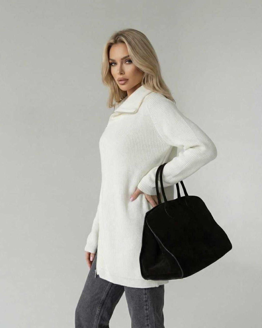 Cómodo suéter blanco de cuello alto de mujer, estilo casual y suelto, ideal para el día a día invernal.