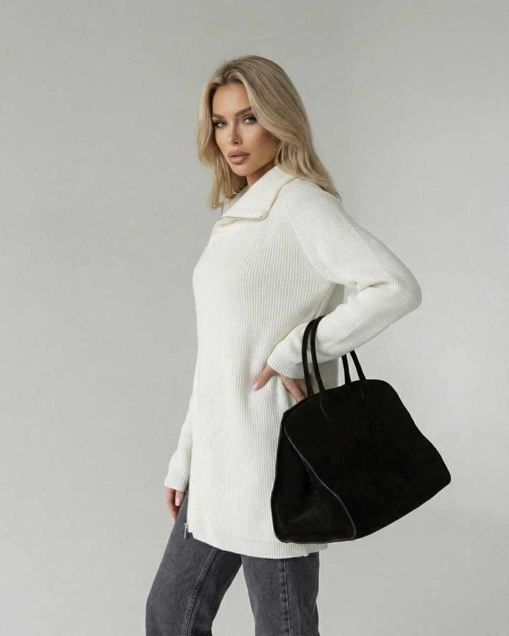 Cómodo suéter blanco de cuello alto de mujer, estilo casual y suelto, ideal para el día a día invernal.