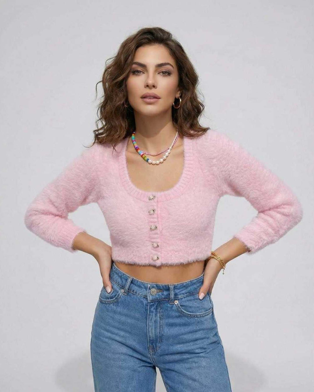 Prenda de punto cárdigan corto rosa, ideal para combinar con ropa de mujer de otoño.
