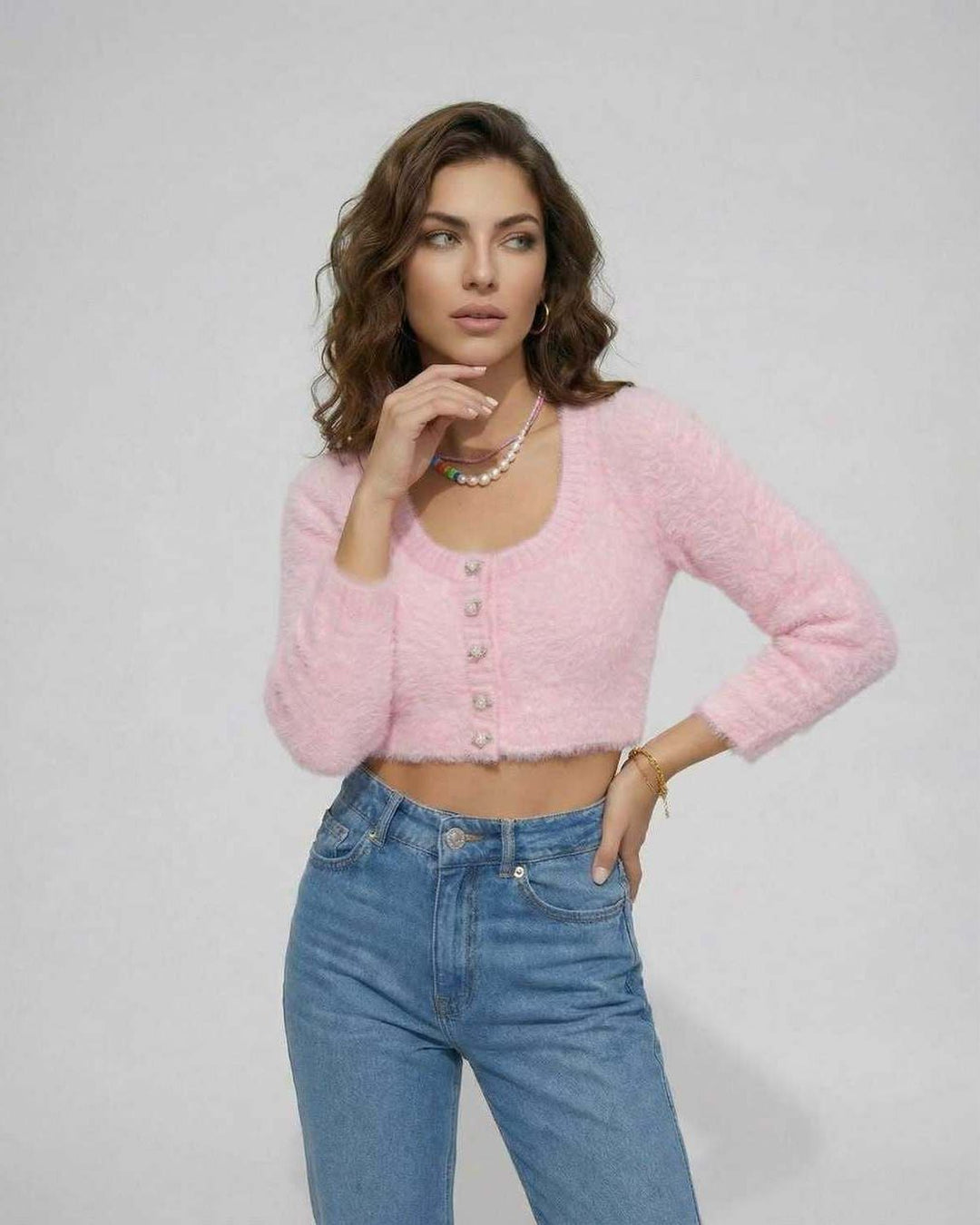 Mujer vistiendo cárdigan corto rosa, look chic y cómodo para ropa de diario.
