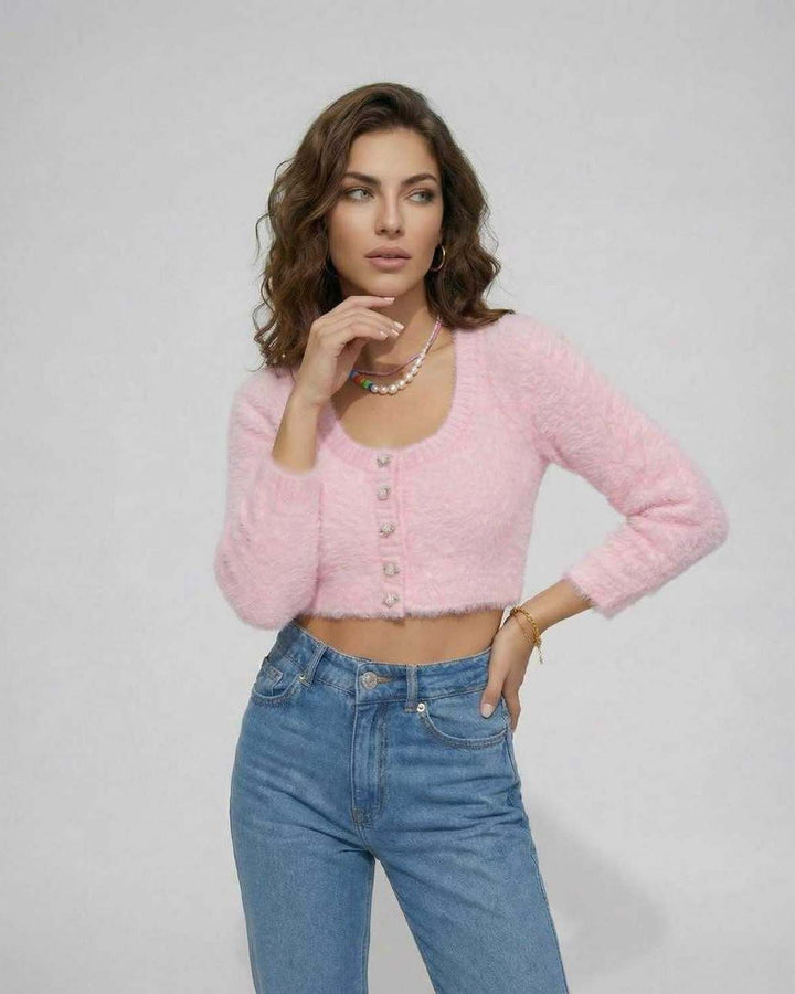 Mujer vistiendo cárdigan corto rosa, look chic y cómodo para ropa de diario.