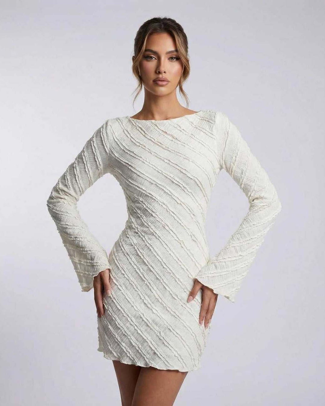 Vestido mini blanco Sienna para mujer, mangas acampanadas, escote barco. Elegante cóctel y fiesta.