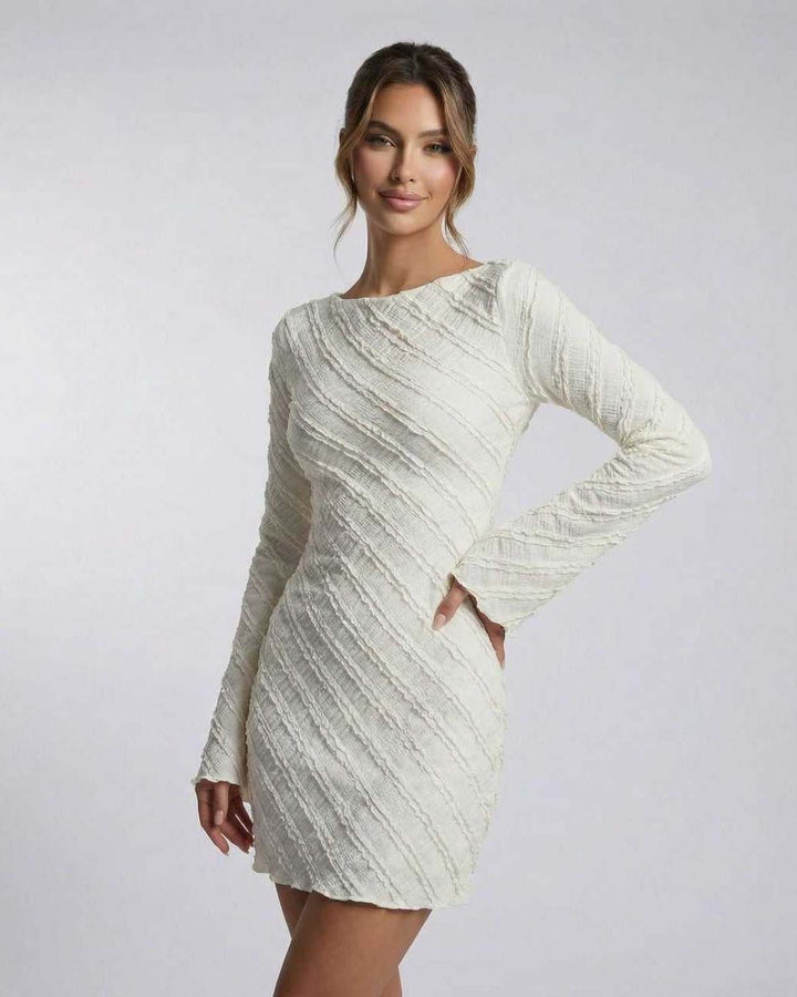 Vestido de mujer blanco, estilo mini, mangas acampanadas. Diseño elegante y moderno para fiesta.